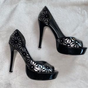 Geometric flowers size 6 Dollhouse heels
